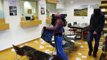 Ρουβίκωνας, αναρχικοί και ταραξίες αλωνίζουν με θεατή την ΕΛΑΣ