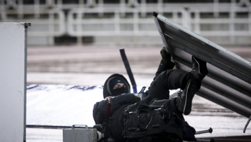 Η κακοκαιρία «Ωκεανίς» χτύπησε και το ΟΑΚΑ: Κινδύνευσε φωτογράφος από πτώση πινακίδας