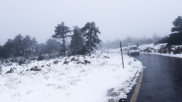 Κακοκαιρία: Κλειστή η λεωφόρος Πάρνηθας λόγω χιονόπτωσης