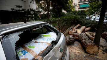 Δένδρο καταπλάκωσε 12 αυτοκίνητα στη Νέα Σμύρνη