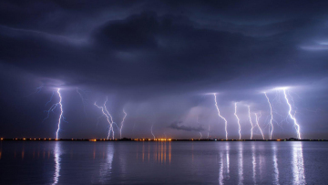 Κακοκαιρία: Σαρώνει η «Ωκεανίς» - 6.000 κεραυνοί στο Νότιο Αιγαίο