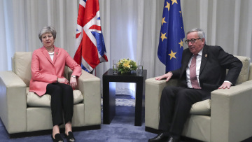 Λιτή ανακοίνωση Γιούνκερ: «Είχα μια καλή συνάντηση με την Τερέζα Μέι για το Brexit»