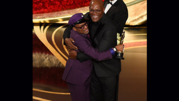 Απίστευτο: O Σάμουελ Τζάκσον λέει στον Σπάικ Λι από τη σκηνή των Όσκαρ πως οι Νικς κέρδισαν!