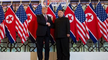 «Σκηνοθετημένη παράσταση» η συνάντηση Τραμπ-Κιμ