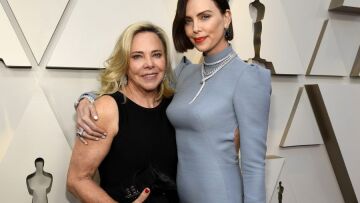 Το σκοτεινό οικογενειακό δράμα της λαμπερής Σαρλίζ Θερόν 