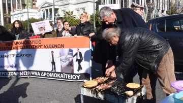 Ψησταριά έξω από τη Βουλή έστησαν οι καθαρίστριες από το Δρομοκαΐτειο