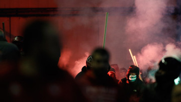 Σοκ: Εισβολή με ρόπαλα και μαχαίρια σε αγώνα πόλο γυναικών στο Παπαστράτειο - Δύο τραυματίες