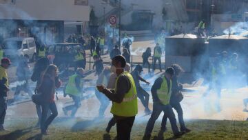 Βίντεο-σοκ από Γαλλία: Η στιγμή που «κίτρινο γιλέκο» δέχεται σφαίρα καουτσούκ στο πρόσωπο 