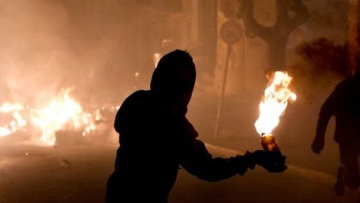 Εξάρχεια: «Πεδίο μάχης» ξανά εχθές - Μολότοφ και χημικά γύρω από το Πολυτεχνείο