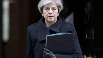 H Τερέζα Μέι παρακαλάει την Ευρώπη για παράταση του Brexit 