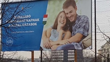 Επική γκάφα: Ο Ορμπάν χρησιμοποίησε το «ζευγάρι της απιστίας» για να προωθήσει την οικογένεια 