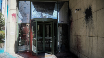 Ο Ρουβίκωνας ανέλαβε την ευθύνη για την επίθεση με μπογιές στο υπουργείο Περιβάλλοντος - Δείτε βίντεο από την επίθεση 