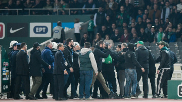 Βίντεο: Η εισβολή των οπαδών του Παναθηναϊκού προς τον ερυθρόλευκο πάγκο 