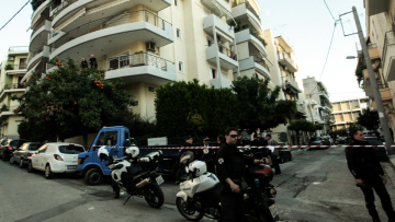 Τραγωδία στον Ν. Κόσμο: Δεν βλέπεις καλά, δεν είναι έξω από το μπαλκόνι το παιδί, είπε και πέταξε το κοριτσάκι