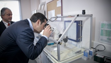 Τσίπρας στο Δημόκριτο: Να έχουμε πάντα την πόρτα της επιστροφής ανοιχτή για κάθε επιστήμονα