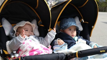 Έρευνα: Τα κορίτσια με δίδυμο αδερφό επηρεάζονται αρνητικά