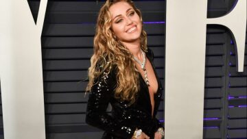 Γιατί η Μάιλι Σάιρους βγήκε γυμνή στην έρημο;