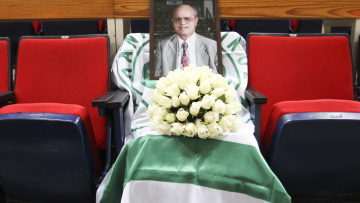 Φωτογραφίες: Η σημαία του Παναθηναϊκού «σκεπάζει» την άδεια θέση του Θανάση Γιαννακόπουλου στο ΟΑΚΑ