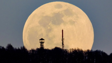Εαρινή ισημερία με...υπερπανσέληνο: Εντυπωσιακές εικόνες από το σπάνιο φαινόμενο στον κόσμο