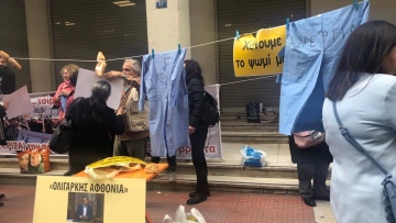 Καθαρίστριες κρέμασαν τις ρόμπες τους και μοιράζουν φασολάδα της «ολιγαρκούς αφθονίας»