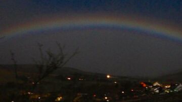 Σεληνιακό Ουράνιο Τόξο: Ένα σπάνιο φαινόμενο που «έφερε» η Υπερπανσέληνος των Σκουληκιών