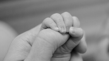 Θρήνος στα Τρίκαλα: Δεν τα κατάφερε το 18 μηνών μωρό που είχε προσβληθεί από γρίπη