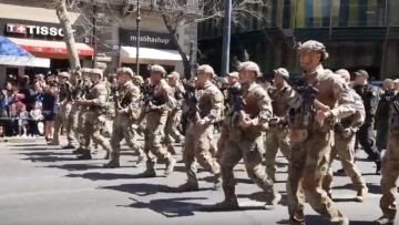 Τα «βατράχια» του Λιμενικού τραγούδησαν το «Μακεδονία ξακουστή» στη στρατιωτική παρέλαση