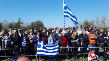 Θεσσαλονίκη: Πολίτες τραγουδούν το «Μακεδονία Ξακουστή» και παροτρύνουν την μπάντα να το παίξει