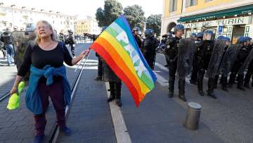 Σάλος για τον Μακρόν που ευχήθηκε «να γίνει σοφότερη» 73χρονη από τα Κίτρινα Γιλέκα με κρανιοεγκεφαλική κάκωση