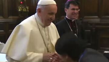 Βίντεο: Ο Πάπας αρνείται πεισματικά  να του φιλήσουν το χέρι και γίνεται viral!