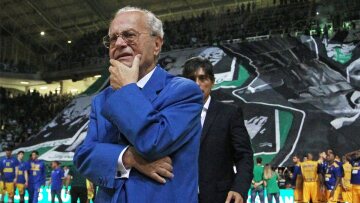 Σε λαϊκό προσκύνημα η σορός του Θανάση Γιαννακόπουλου: Το άλμπουμ της «πράσινης» ζωής του «τυφώνα»