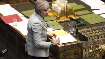 Brexit: Πολιτικό χάος με τη Μέι να «ταπεινώνεται» από τους βουλευτές της 