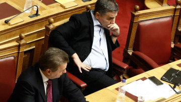 Οργή Τσακαλώτου για Πετρόπουλο: Πρώτη φορά άκουσα για δώρο Πάσχα στους συνταξιούχους 