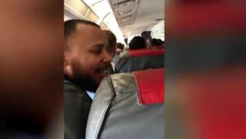 Η ξεκαρδιστική στιγμή που ο αεροσυνοδός αντιλαμβάνεται ότι η πτήση του προσγειώθηκε... σε λάθος χώρα!