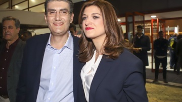 Φωτογραφίες: «Θάμπωσε» η Νοτοπούλου με τις φλούο ροζ γόβες της