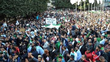 «Βράζει» η Αλγερία: Χιλιάδες διαδηλωτές κατά του Μπουτεφλίκα - Κανόνια νερού από την αστυνομία