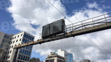 Χάος στη Συγγρού: Εκτροπή κυκλοφορίας λόγω πινακίδας που κρέμεται από τον αέρα