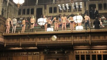 Βrexit: Γυμνοί διαδηλωτές εισβάλλουν στο Κοινοβούλιο και διακόπτουν τη συζήτηση