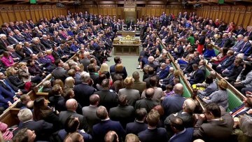 Brexit: Ένα βήμα πριν το ναυάγιο, απορρίφθηκαν και οι τέσσερις εναλλακτικές 