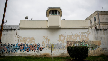 Μαφία των φυλακών: «Θέλεις να τρυπήσουν τον τοίχο να βρεθείς στην αγκαλιά του;»