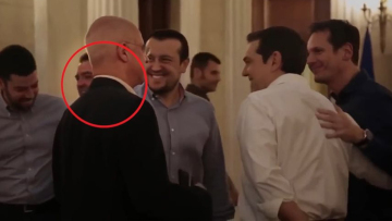 Ο Πετσίτης είναι παντού αλλά στην κυβέρνηση κάνουν τον «ψόφιο κοριό»