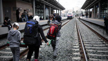 Αποχωρούν σταδιακά οι πρόσφυγες από τον σταθμό Λαρίσης