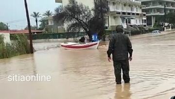 «Πνίγηκε» από την κακοκαιρία πάλι η Κρήτη: Με βάρκες μετακινούνται στο Λασίθι