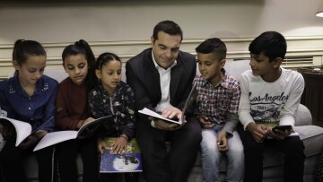 Ο Τσίπρας υποδέχτηκε Ρομά στο Μαξίμου - Τους διάβασε παραμύθια