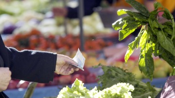 Στέλνουν στο δικαστήριο 82χρονη επειδή πήγε να πουλήσει χόρτα σε λαϊκή της Κατερίνης