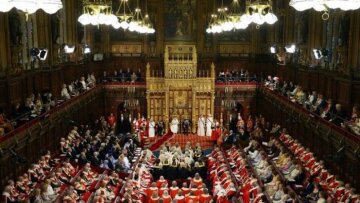 Εγκρίθηκε νόμος που αναγκάζει την Μέι να καθυστερήσει το Brexit