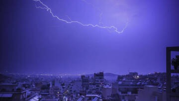 Καιρός: Σχεδόν 3.000 κεραυνοί έπεσαν τη Δευτέρα σε όλη τη χώρα 