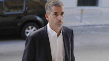 Επίθεση στον Μπακογιάννη: Χυδαία συνθήματα κουκουλοφόρων για τον τάφο του πατέρα του