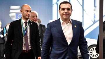 Bloomberg για Τσίπρα: Ο «εξπέρ» στις κωλοτούμπες μετά από δημοψηφίσματα λέει ότι μπορεί να αποτραπεί το Brexit!