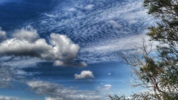 Καιρός: Επιμένει φθινοπωρινά με βροχές και καταιγίδες